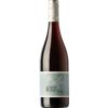 Der Däuwel Merlot 2023 von Däuwel Wein & Sekt erstrahlt in einem alarmierend dichten Purpurrot. Sein Bouquet verbindet intensive Noten von dunklen Waldfrüchten
