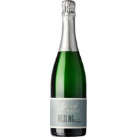 Ein prickelnder Genuss mit hellgoldenem Schimmer und feiner Perlage: Der Däuwel Riesling Sekt aus der Pfalz zeigt sich von seiner besten Seite. Dieser trockene Sekt entfaltet ein aromatisches Bouquet von grünen Äpfeln