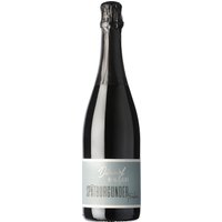 Der Däuwel Spätburgunder Sekt präsentiert sich im Glas mit feiner Perlage und betört in der Nase mit Aromen von frischen roten Früchten wie Erdbeeren