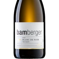 Der "Bamberger Blanc de Noir" vom Wein- und Sektgut Bamberger aus dem Jahrgang 2023 präsentiert sich als Weißwein aus Spätburgunder-Trauben. Der Wein betört die Nase mit einem Duft von roten Walderdbeeren
