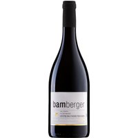Der 2022er Meddersheimer Altenberg Spätburgunder aus dem Wein- und Sektgut Bamberger betont seine geografischen Wurzeln. Der rote Sandstein bringt eine strukturelle Tiefe hervor. Schön anzusehen in tiefem Rubinrot
