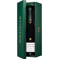 Der **Champagne Bollinger La Grande Année 2015** strahlt im Glas mit goldenen Reflexen und einem Bukett aus Steinfrüchten