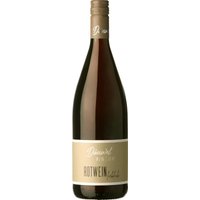 Der 2022er Däuwel Rotwein Cuvée aus der Pfalz überzeugt durch seine tiefrote Farbe und die Vielfalt an Aromen. In der Nase entfalten sich Noten von reifen Kirschen und Brombeeren