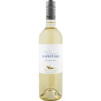 Ein strahlendes Hellgelb und Aromen von Zitrusfrüchten und Jasmin zeichnen den Haras de Pirque Albaclara Sauvignon Blanc 2023 aus dem Valle Central in Chile aus. Die Viña Haras de Pirque