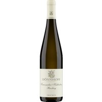 Der 2023er Dönnhoff Kreuznacher Kahlenberg 1. Lage ist ein außerordentlich eleganter Riesling aus der Anbauregion Nahe. Sein zitronengelbes Erscheinungsbild mit goldenen Reflexen verspricht bereits viel. Aromen von Zitrusfrüchten und eine ausgeprägte Mineralität prägen das Bukett. Die Trauben stammen von 25- bis 45-jährigen Reben auf berühmten Südhanglagen mit Böden aus Quarzit und Verwitterung des Rotliegenden. Das Weingut Dönnhoff pflegt seit Generationen eine nachhaltige Anbaupraxis