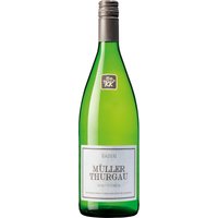 Der Kiechlinsberger Müller-Thurgau 2023 von der Winzergenossenschaft Königschaffhausen beeindruckt mit einem blumigen Duft und saftigen Zitrusnoten. Die vulkanischen Verwitterungsböden und das warme Klima der Region Baden verleihen diesem trockenen Weißwein eine ausgeprägte Frucht und feine Mineralik. Der harmonische Charakter des 1-Liter-Weins macht ihn zum idealen Begleiter für sommerliche Salate und leichte Fischgerichte. Seit 1933 zeichnet sich die Genossenschaft durch ihre qualitätssichere Verarbeitung und innovativen Methoden aus