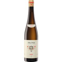 Ein eleganter Genuss mit frischen Aromen bietet der Layet Riesling GG von Nik Weis St. Urbans-Hof. Dieser trockene 2020er Riesling aus der Moselregion besticht durch Noten von grünem Apfel