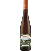 Der 2022er Sankt Annaberg Riesling von der Pfalz präsentiert sich klar und mineralisch mit unverkennbarer Stilistik. Die aromatische Vielfalt umfasst Noten von Zitrone