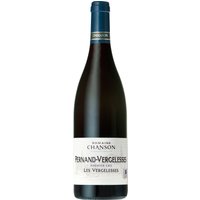 Ein typisches Merkmal der Domaine Chanson ist die besondere Lage ihres Premier Cru "Les Vergelesses" in der Côte de Beaune. Dieser Pinot Noir aus dem Jahrgang 2020 zeigt sich in dunkelvioletter Farbe und verströmt intensive Aromen von reifen dunklen Früchten wie Kirschen