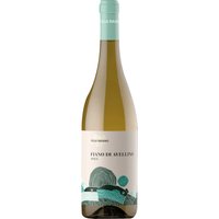 Der Jahrgang 2023 des Fiano di Avellino Raiano von Villa Raiano präsentiert sich in einem strohgelben Farbton mit grünlichen Reflexen. In der Nase entfalten sich kräuterige Nuancen von Minze und Salbei sowie frische Zitrusnoten und Anklänge von weißen Pfirsichen. Am Gaumen zeigt er sich fein und dennoch nachhaltig