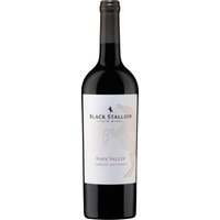 Der Black Stallion Cabernet Sauvignon 2020 verkörpert facettenreiches Napa Valley. Aus fünf verschiedenen Weinbergen stammt das Lesegut