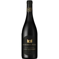 Der Howard's Folly Edição Especial Dirk Niepoort 2019 Rotwein aus der Alentejo-Region in Portugal ist das Ergebnis einer bemerkenswerten Kooperation zweier angesehener Winzer: Dirk Niepoort und David Baverstock. An den Hängen der Serra de Mamede gedeihen die Trauben auf Granitböden