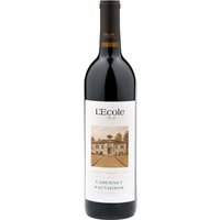 Der Heritage Cabernet Sauvignon 2018 von L'Ecole NO 41 Winery aus dem Columbia Valley zeigt ein beeindruckendes Profil. Dunkle Früchte wie Brombeeren und Kirschen paaren sich mit Noten von Espresso und Cassis. Dazu gesellen sich florale Anklänge von Veilchen