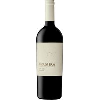 In einem verlockenden Rotviolett zeigt sich der Uva Mira The Mira Merlot 2019 aus Südafrika im Glas. Aromen von roten Früchten und dunkler Schokolade mit leichten Eichennoten und einem Hauch Veilchen steigen in die Nase. Am Gaumen entfalten sich markante Noten von Kirschen und Himbeeren