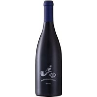 Der Babylonstoren Shiraz 2022 zeigt sich in einem dunklen Rubinrot und begeistert durch sein intensives Bouquet mit Aromen schwarzer Johannisbeeren