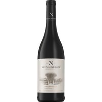 Das malerische Weingut Neethlingshof Estate liegt in der renommierten Region Stellenbosch in Südafrikas Western Cape. Der Neethlingshof Pinotage 2022 präsentiert sich in einem tiefen Rubinrot. Die Nase erfreut sich an einem komplexen Bouquet von Maulbeeren und Pflaumen