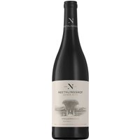 Der Neethlingshof Shiraz 2022 besticht durch seine tief rubinrote Farbe. Florale und fruchtige Aromen dominieren die Nase mit reifen roten Äpfeln und schwarzen Pflaumen