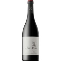 Der Pinotage aus Stellenbosch zeigt eine tiefe rubinrote Farbe und ein intensives Aromenspiel. Das Bouquet vereint Nuancen von schwarzer Pflaume
