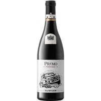 Ein satter dunkelroter Farbton verkündet die Intensität des Fairview Single Vineyard Selection Primo Pinotage 2022. Dieser südafrikanische Rotwein aus Paarl verführt mit Aromen reifer Pflaumen und Himbeeren