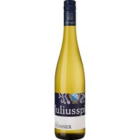 Das VDP-Weingut Juliusspital ist eines der größten - und der besten Deutschlands. Als einziges Gut verfügt es über Weinberge in allen fünf Spitzenlagen Frankens. Der Gutswein Silvaner dieses Spitzenerzeugers bringt viel Frische mit. Sein Duft ist brillant mit satter Frucht von Birne