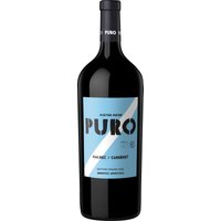 Die Puro Malbec Cabernet Sauvignon 2023 Magnum beeindruckt schon beim ersten Blick mit einem tiefen Rubinrot. Das Bouquet entfaltet saftige Aromen von reifen Kirschen und Pflaumen