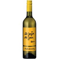 Der 2024er Le Jaja de Jau Chardonnay aus dem Hause Château de Jau spiegelt das mediterrane Flair des Languedoc-Roussillon wider. Der goldglänzende Weißwein stammt von tonig-sandigen Böden und entfaltet im Glas einen feinen Duft nach weißen Blüten und Zitrusfrüchten. Am Gaumen zeigt er sich lebendig und rund mit einer geschmeidigen Struktur. Exotische Aromen von Ananas und Kokos