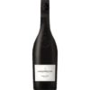 Ein zartes Hellrot schimmert im Glas und verweist auf die Eleganz dieses Pinot Noir. Der Duft nach reifen Pflaumen und Brombeeren prägt das aromatische Profil