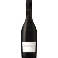 Ein zartes Hellrot schimmert im Glas und verweist auf die Eleganz dieses Pinot Noir. Der Duft nach reifen Pflaumen und Brombeeren prägt das aromatische Profil
