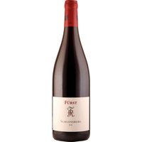 Der Rudolf Fürst Schlossberg Spätburgunder GG 2022 aus der Region Franken in Deutschland beeindruckt mit seinem feurigen und zugleich seidigen Charakter. Die extrem steile Lage des Schlossbergs bietet ideale Bedingungen für diesen eleganten Rotwein. In der Nase dominieren Aromen von roten Beeren