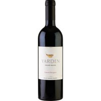 Kraftvoll und ausdrucksstark präsentiert sich der Yarden Cabernet Sauvignon aus den Golanhöhen im Jahrgang 2021. Diese Region in Israel ist bekannt für ihre hochwertigen Weine und bringt mit diesem Rotwein ein beeindruckendes Beispiel hervor. Im Bouquet vereinen sich intensive Aromen von reifen roten und schwarzen Beeren