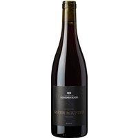 Der Winzerkeller Auggener Schäf Spätburgunder aus dem Jahr 2022 entfaltet seine tief rubinrote Farbe durch die traditionelle Vergärung mit der Beerenhaut. Dieser körperreiche Rotwein zeigt intensive Aromen von Brombeere und Johannisbeere