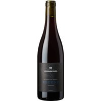 Tief dunkelrot präsentiert sich der Winzerkeller Auggener Schäf Regent 2023. Dieser Qualitätswein trocken aus Baden wurde im Barrique ausgebaut und betört die Nase mit mediterranen Fruchtnoten. Am Gaumen entfalten sich Aromen von Kirschfruchtigkeit