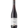 Der Winzerkeller Auggener Schäf Pivé Rot aus dem Jahr 2023 präsentiert sich als milder und feinherber Rotwein. Mediterrane Fruchtnoten gepaart mit Nuancen von Kirschen und Johannisbeeren dominieren den Geschmack. Pilzwiderstandsfähige Rebsorten
