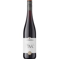 Der Winzerkeller Auggener Schäf Pivé Rot aus dem Jahr 2023 präsentiert sich als milder und feinherber Rotwein. Mediterrane Fruchtnoten gepaart mit Nuancen von Kirschen und Johannisbeeren dominieren den Geschmack. Pilzwiderstandsfähige Rebsorten