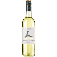 Glänzend in sattem Goldgelb mit grünen Reflexen präsentiert sich der Laufener Altenberg Gewürztraminer Riesling vom Jahrgang 2023. Der Wein entfaltet ein intensives Bouquet von Heckenrosen und reifen gelbfleischigen Früchten