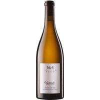 Der Laufener Altenberg Edition No.5 Cuvée Weiß Réserve vom Winzerkeller Auggener Schäf zeigt sich in leuchtendem Gelb mit grünen Reflexen. Aromen von reifen Zitrusfrüchten und Birnen