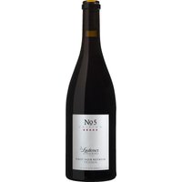 Der Laufener Altenberg Edition No. 5 Pinot Noir begeistert schon beim Anblick mit seinem Mahagoni-Rot