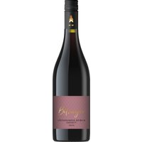 Der Bötzinger Spätburgunder Kabinett präsentiert sich in kräftigem Rubinrot und entfaltet ein intensives Bukett mit Noten von reifen Brombeeren und Kirschen. Der trockene Rotwein aus Baden überzeugt durch seine fruchtige Fülle und eine markante Gerbstoffstruktur. Die Lagerung im Holzfass verleiht ihm zusätzliche Substanz und Kraft. Der Jahrgang 2023 besticht durch frische Akzente im Abgang. Ideal zu kräftigen Fleischgerichten und gereiftem Käse. Mit seiner Komplexität und Fülle ein rundum gelungener Wein aus Deutschland.
