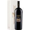 Der Ulisse Montepulciano d'Abruzzo 2022 von Tenuta Ulisse präsentiert sich in tiefem Rubinrot mit violetten Reflexen. Sein intensives Bouquet vereint reife Kirschen