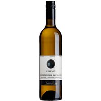 Der Kallstadt Edition Saumagen Riesling Spätlese trocken von 2022 spiegelt die unverkennbare Charakteristik des berühmten Saumagen-Terroirs wider. Der Wein besticht durch seine feine Balance aus fruchtiger Süße