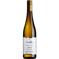 Der 2023er Kallstadt Kobnert Silvaner Kabinett Alte Reben präsentiert sich in einem zarten Hellgelb. Bereits in der Nase entfalten sich feine Aromen von Limette