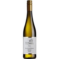 Die Kallstadt Kobnert Kerner Auslese aus der Pfalz präsentiert sich in einem kräftigen Goldgelb. Das Bouquet bezaubert mit einer harmonischen Kombination aus saftiger Nektarine und grünen Heuaromen. Am Gaumen zeigt der Weißwein eine lebendige Säure