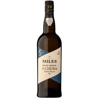 Mit dem topasfarbenen Finest Median Dry 5 Years von Miles fließt ein charakteristischer Madeira ins Glas. Das Bouquet verwöhnt die Nase mit einer Aromenkombination aus getrockneten Früchten