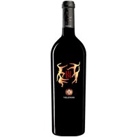 Der Ludi Rosso Offida DOC 2019 von Velenosi ist ein Beispiel italienischer Winzerkunst aus der Marken-Region. Das tief granatrote Farbspiel dieses Rotweins betont seine Reichhaltigkeit und Tiefe. In der Nase entfaltet sich ein intensives Bouquet von reifen Beeren – Brombeeren