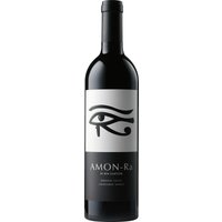 Benannt nach dem König der Götter in der ägyptischen Mythologie handelt es sich bei diesem Wein um ein wahres Unikat: In dichtem Purpurrot und mit reichem Bouquet von dunklen Früchten