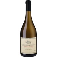 Dieser phantastische Chardonnay stammt vom mit weißen Kieseln bedeckten Adrianna-Weinberg hoch in den Anden in Mendoza. Er wurde in Barriques vergoren und ausgebaut. Im Duft zeigen sich florale Töne