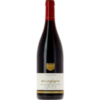 Der Vignerons de Buxy Bourgogne Pinot Noir Buissonnier aus dem Jahr 2022 offenbart die bemerkenswerte Qualität des Burgunds. Dieser Rotwein kombiniert erdige und rauchige Aspekte mit dem für Pinot Noir charakteristischen Profil dunkler roter Früchte wie Schattenmorelle und Johannisbeere