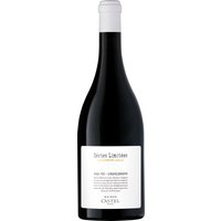 Der Maison Castel Séries Limitées Terrasses du Larzac 2021 beeindruckt im Glas mit einem granatroten Farbspiel und tiefschwarzen Reflexen. Das ausdrucksstarke Bouquet entfaltet komplexe Aromen von blumigen Nuancen