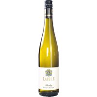 Der Laible Durbacher Riesling aus dem Jahrgang 2023 entfaltet eine kühle Nase mit Noten von Kernobst und Kräuterwürze. Am Gaumen zeigt sich der Weißwein klar und feinsaftig mit einer ausgeprägten steinigen und kräuterigen Mineralität. Würziges Kernobst und eine charmante Extraktsüße sorgen für ein harmonisches Geschmackserlebnis. Dieser elegante Riesling weist einen schlanken Körper mit festem Kern und eine belebende Frische auf. Seine lange Nachwirkung ist geprägt von steinigen Aromen. Das Weingut Andreas Laible aus Durbach in Baden bestätigt mit diesem Wein erneut seinen ausgezeichneten Ruf.