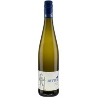 Der Ritter Weisser Riesling QbA aus dem Jahr 2023 besticht durch seinen mineralischen und kühlen Duft mit einem Hauch von Feuerstein. Beim Einschenken entfalten sich Noten von Zitrus und Orange. Geschmacklich zeichnet sich dieser Riesling durch typische Zitrusaromen wie Limette und Grapefruit sowie grünen Apfel und spritziger Orangenschalenabrieb aus. Diese Kombination macht ihn besonders lebendig und erfrischend. Er stammt aus dem Anbaugebiet Nahe in Deutschland